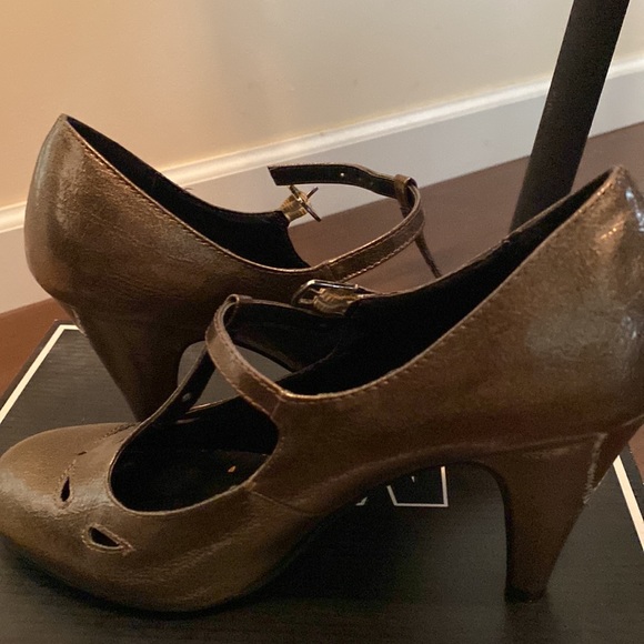 Mia gold t-straps 7.5 excellent used condition original box - Picture 6 of 11